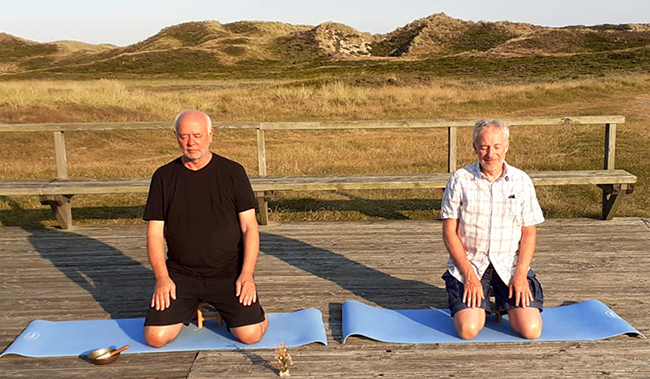 2 meditierende Männer
